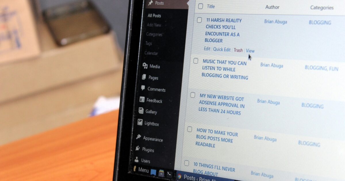 WordPressの投稿一覧画面で複数の記事タイトルが表示されているノートパソコン画面