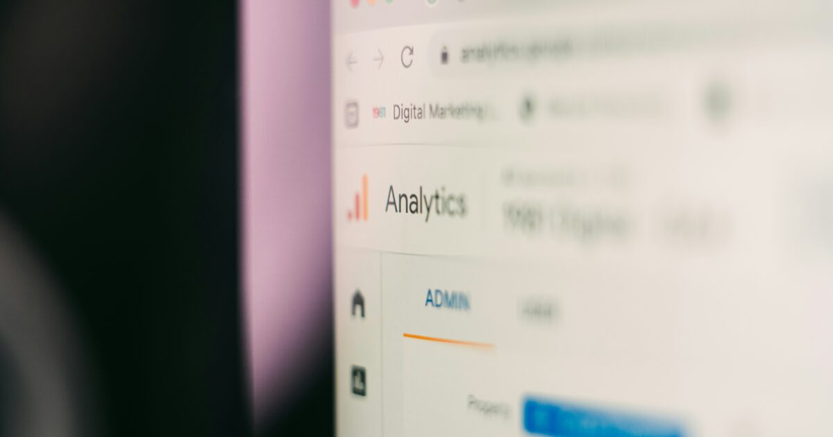 Googleアナリティクスの管理画面が表示されたモニターの接写