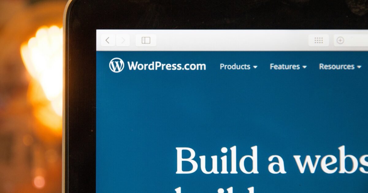 WordPressの公式サイトが表示されたノートパソコンの画面クローズアップ